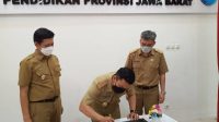Kepala Dinas Pendidikan Provinsi Jawa Barat H Dedi Supandi menandatangani prasasti peresmian Kantor Cabang Dinas Wilayah IV di Jalan Kolonel KK Singawinata Nomor 57, Purwakarta. (Foto: Ist)