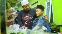 0508 tsk - Uu Ruzhanul Temui Anak SD Penjual Sayur 2
