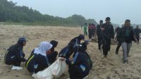0703 skbmi - Aksi Bersih Sampah Oleh Siswa di Pantai Pangumbahan Tanamkan Kepedulian Lingkungan 1