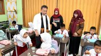1109 smdg - Sekda Herman Suryatman Tinjau Uji Coba Program Makan Siang Bergizi di Sumedang
