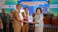 0403 karo - Serah Terima Memori Akhir Masa Jabatan Bupati dan Wakil Bupati Karo